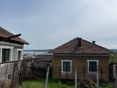 VÂND CASĂ ÎN Simian cu vedere la Dunăre
