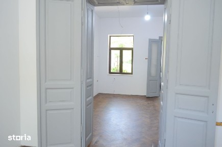 Apartament renovat in cladire interbelica, zona centrala