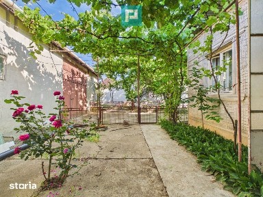 Casă cu 4 camere și teren de 2880 mp în Fiscut