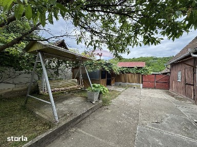 Casă de vânzare în satul Dârlos - teren 1.026 mp
