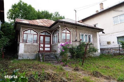 casa,singur in curte