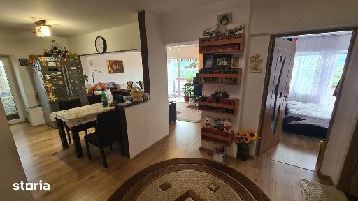 Apartament cu 3 camere de vânzare în Curtea de Argeș.