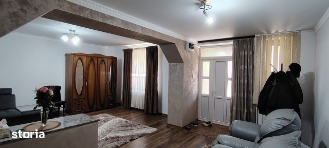 Casa cu etaj zona Liceului Pedagogic