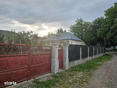 Casă cu teren 1.330 mp și anexe gospodărești în Păunești, Vrancea