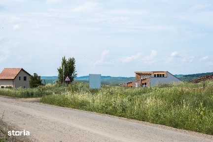 Casa semifinisata, cu totul diferita, in varf de deal, de vanzare
