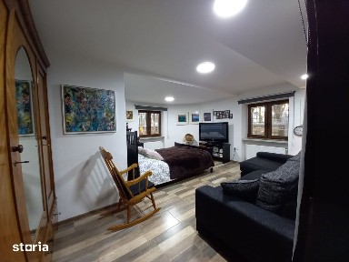 Apartament central la demisol înalt