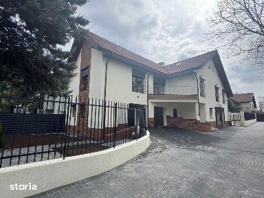 Casa cu 9 camere, piscină și garaj în suburbie