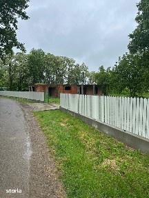 Casa caramida la rosu in Vladeni