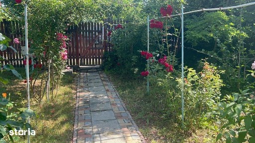 Căsuță de vacanță cu 3 camere și curte mare