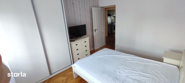 Vand apartament pe calea Traian lânga muzeu.