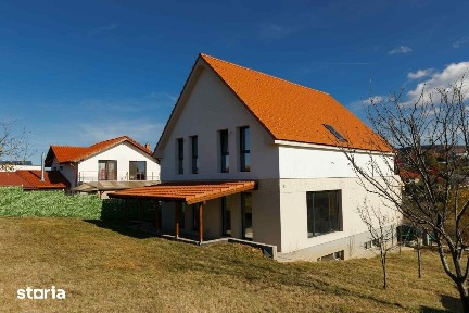 Casa cu 5 camere și garaj, în zonă verde