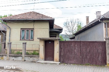 Casă cu 3 camere, garaj și curte mare