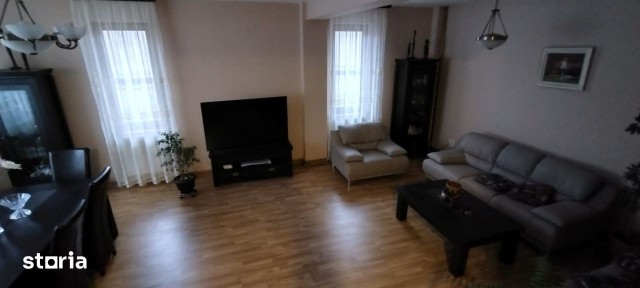 Casă / Vilă cu 6 camere în zona Kamsas