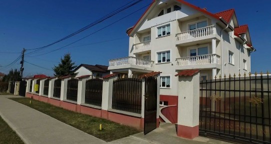 Vilă 525 mp + 3300 mp teren în Botoșani - locuință sau investiție