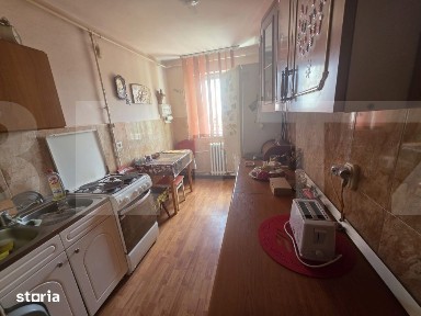 Apartament cu 2 camere decomandate.