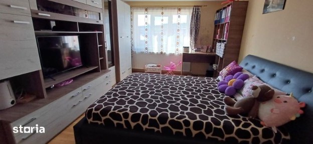 Vand apartament cu 3 camere 80 mp