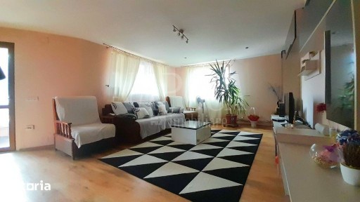 Casa 6 camere de vanzare in Floresti
