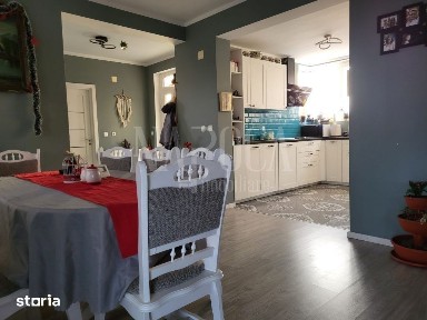 Casa 5 camere de vanzare in Floresti