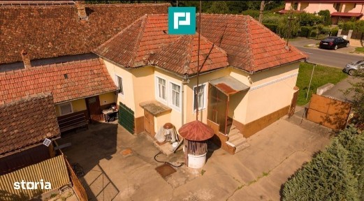 Casa în Cuvin la poalele dealului
