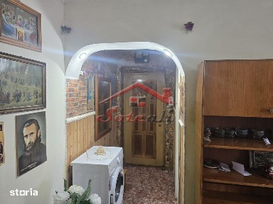 Apartament 2 camere etaj 1/4 Campina zona semicentrala
