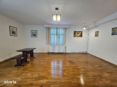 Casa eleganta cu tavane inalte si gradina superba