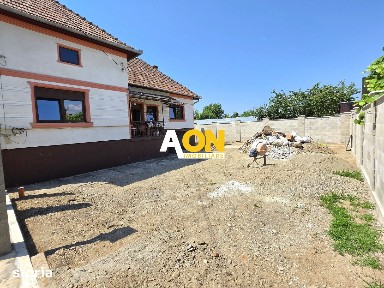 Casă semifinisată, 4 camere, 350 mp teren, la asfalt, zona Centru