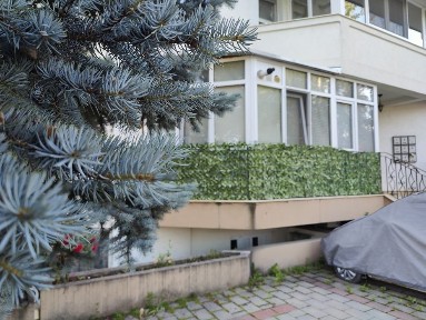 Vând apartament cu doua camere zona Bucium vizavi de pensiunea Novis