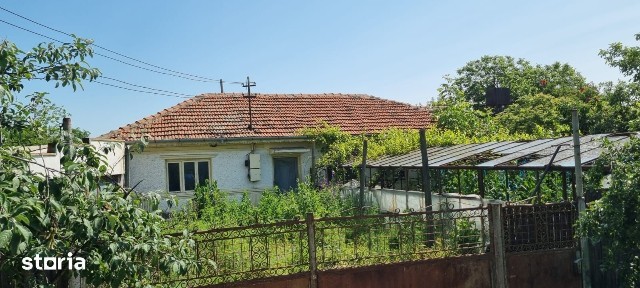 Casa de vacanță cu garaj și teren generos