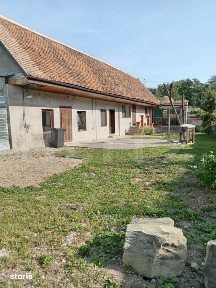 Casa complet renovata, 3 camere, teren 3800 mp - comuna Parau