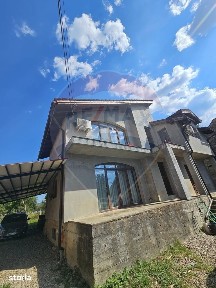 Casă / Vilă cu 5 camere de vânzare în zona Nord-Est