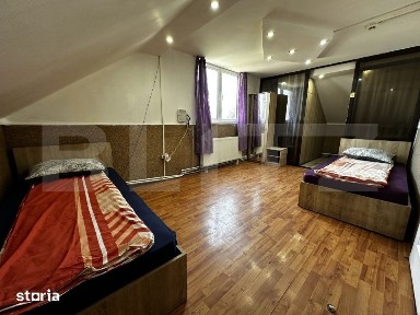 Doua camere intr-o casa de inchiriat, cu acces la bucatarie si baie
