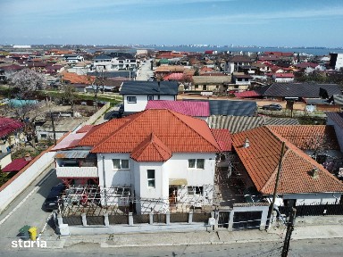 Casa+ garaj și curte, Ovidiu central: 7 camere, 2 intrări, 2 bucătării