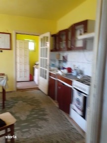 Casa la tara de vanzare