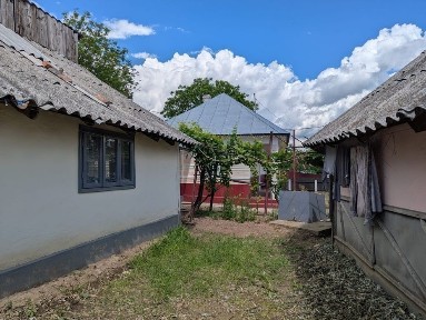 Casă cu teren 1330 mp și anexe gospodărești în Păunești (Surlea), Vrancea