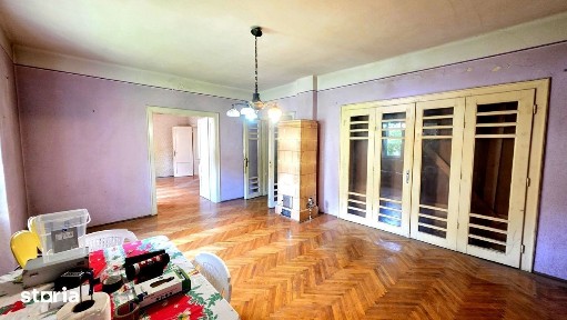 Apartament cu 4 camere, garaj si teren de 420 mp de vanzare zona Sub