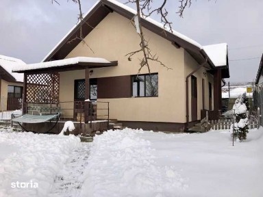 Vand casa individuala mobilata si utilata pe malul lacului Rediu, Iasi