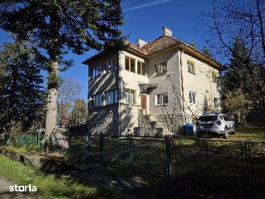 Casă de vânzare, 2 apartamente, garaj, pivniță, D+P+E