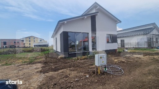 Casa cu toate utilitatiile, 4 camere, 2 bai, 470 m teren - Sanpetru Fi