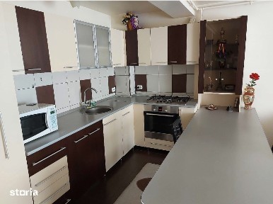 Apartament cu 3 camere,parcare,etaj intermediar, zona Eroilor