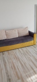 Închiriez apartament cu 3 camere.