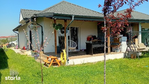 Casa cocheta pe P, terasa mare, aproape de A0