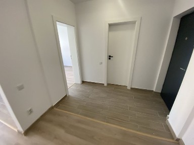 (Spatiu Comercial)/Apartament nemobilat de inchiriat | Zona centrala | Floresti