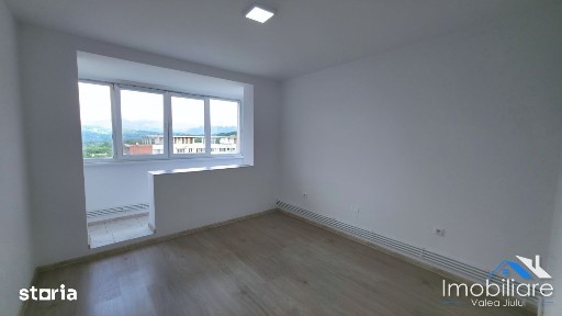 Apartament 3 camere - Vulcan, Str. Nicolae Titulescu, Etaj 8, Renovat
