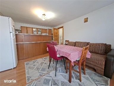 Apartament 3 camere la casa curte pivnita parcare zona Centrala
