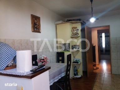 Apartament decomandat 3 camere 2 bai etaj 3 balcon zona buna Cisnadie