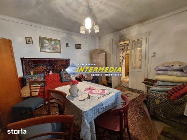 Casa de vanzare in Centru pozitie buna, asfalt, Ideal afacere!