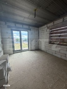 Casa de vanzare, 315 mp, 6 ari teren, 38 m front stradal, zona Plopeni