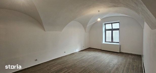 Inchiriez spatiu cu schimbarea de destinatie in alim.publica,Piata Mar