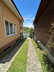 Casa de vanzare cu ponton privat la Lacul Mujdeni, judetul Satu Mare |