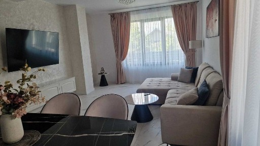 3 dormitoare, 2 bai, Living si Bucatarie la Casa